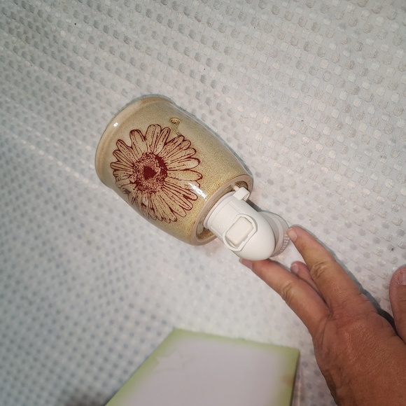 SCENTSY EUC PLUG IN WALL NIGHT LIGHT FRAGRANCE WARMER - Picture 3 of 6